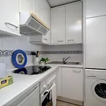 Beachfront - Pool - 2min To - Free Parking & Fast Wifi