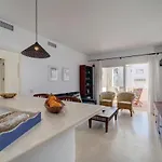 Beachfront - Pool - 2min To - Free Parking & Fast Wifi