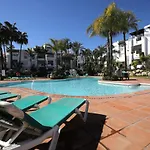 Beachfront - Pool - 2min To - Free Parking & Fast Wifi