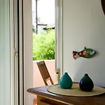 Beachfront - Pool - 2min To - Free Parking & Fast Wifi