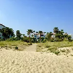 Beachfront - Pool - 2min To - Free Parking & Fast Wifi Apartmán