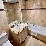Beachfront - Pool - 2min To - Free Parking & Fast Wifi Apartmán