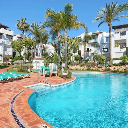 Beachfront - Pool - 2min To - Free Parking & Fast Wifi Estepona