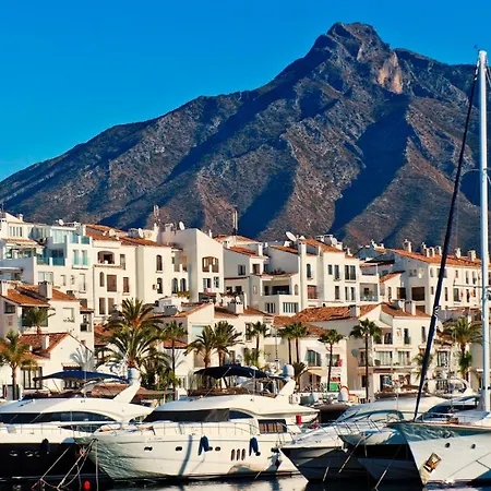 Beachfront - Pool - 2min To - Free Parking & Fast Wifi Estepona