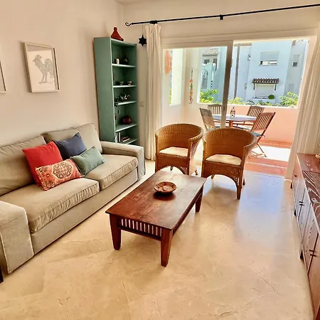 Beachfront - Pool - 2min To - Free Parking & Fast Wifi * Estepona