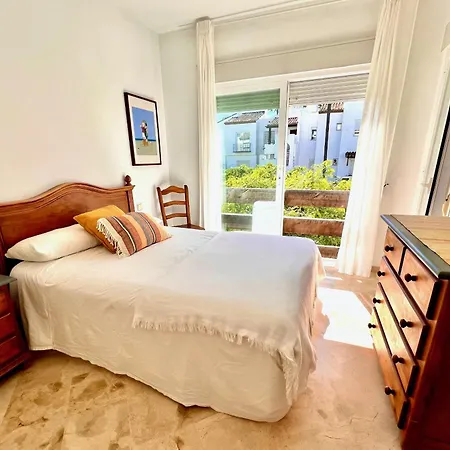 Beachfront - Pool - 2min To - Free Parking & Fast Wifi