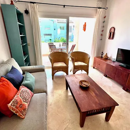 Beachfront - Pool - 2min To - Free Parking & Fast Wifi *